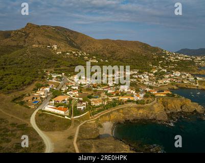 Vista aerea delle urbanizzazioni e della costa vicino a Port de la Selva a nord di Cap de Creus e della costa della Costa Brava (Alt Empordà, Girona, Spagna) Foto Stock