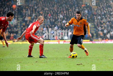 Adam Hammill del Wolverhampton Wanderers e Dirk Kuyt del Liverpool Soccer - Barclays Premier League - Wolverhampton Wanderers / Liverpool 22/01/2011 Foto Stock