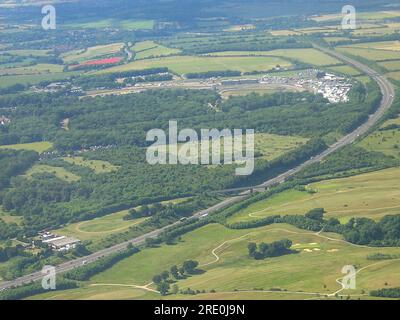 Vista dall'alto sul circuito di Brands Hatch e sull'autostrada M20 nel Kent, Regno Unito Foto Stock