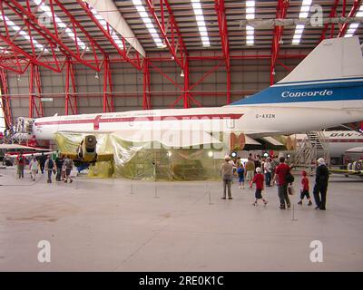 Concorde G-AXDN all'interno del nuovo super hangar dello spazio aereo in costruzione presso IWM Duxford, Regno Unito. Una volta terminato, all'interno saranno esposte altre grandi mostre Foto Stock