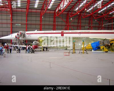 Concorde G-AXDN all'interno del nuovo super hangar dello spazio aereo in costruzione presso IWM Duxford, Regno Unito. Una volta terminato, all'interno saranno esposte altre grandi mostre Foto Stock