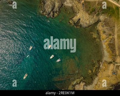 Vista aerea di Zenithal sulla spiaggia di Vaquers e sulle barche a capo de Creus e sulla Costa Brava (Alt Empordà, Girona, Catalogna, Spagna) Foto Stock