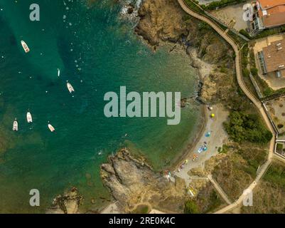 Vista aerea di Zenithal sulla spiaggia di Vaquers e sulle barche a capo de Creus e sulla Costa Brava (Alt Empordà, Girona, Catalogna, Spagna) Foto Stock