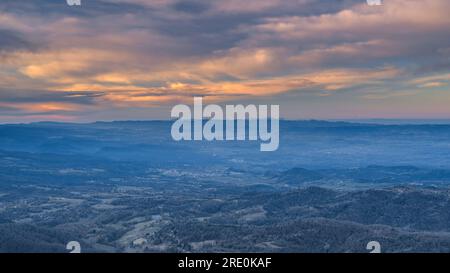 Alba guardando la depressione di Plana de Vic vista dal Santuario di Cabrera (Collsacabra, Osona, Barcellona, Catalogna, Spagna) Foto Stock