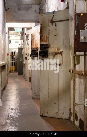 Interno del Museo del KGB nella Corner House di riga. Un corridoio con porte di celle metalliche Foto Stock