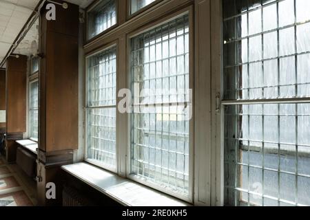 Interno del Museo del KGB nella Corner House. Finestre chiuse in quelli che una volta sarebbero stati negozi al piano terra Foto Stock