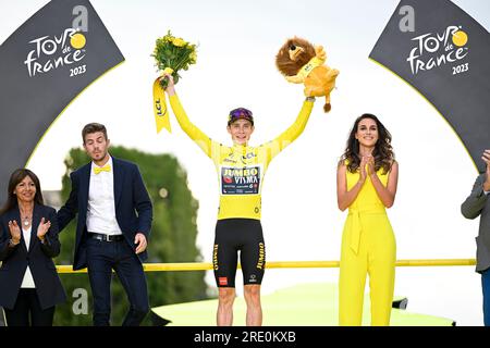 Parigi, Francia. 23 luglio 2023. Jonas Vingegaard (Jumbo-Visma) con la maglia gialla durante la 21a tappa del Tour de France 2023 sulla Avenue des Champs-Elysees il 23 luglio 2023 a Parigi, in Francia. Crediti: Victor Joly/Alamy Live News Foto Stock