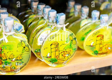 Bottiglie ricordo di liquore al limoncello a Carpi, Italia Foto Stock