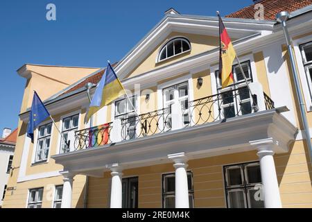 Bandiere dell'Unione europea, ucraine e tedesche sul balcone dell'edificio dell'ambasciata tedesca nel centro storico di Tallinn, Estonia Foto Stock