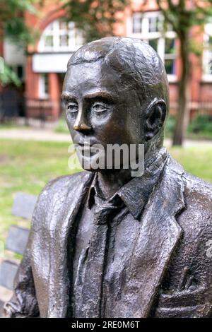 Primo piano della scultura Alan Turing Memorial di Glyn Hughes nel Sackville Park di Manchester, Regno Unito Foto Stock