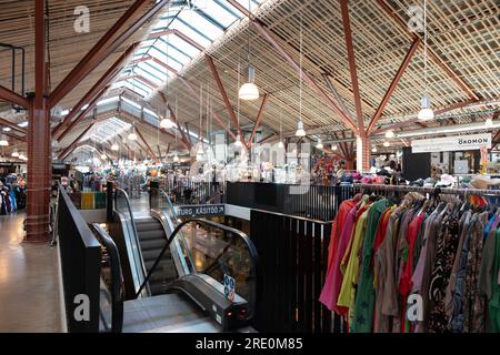 Balti Jaama Turg (mercato della stazione del Baltico), un mercato coperto a 3 piani rinnovato pieno di bancarelle di cibo, abbigliamento e antiquariato e caffetterie alla moda a Tallinn Foto Stock