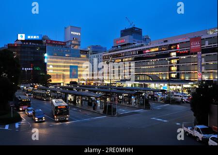 Edificio della stazione di Yokohama uscita Nishiguchi e il suo terminal degli autobus, Kanagawa JP Foto Stock