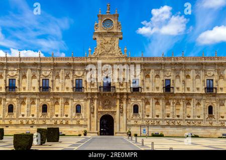 Ex edificio del Convento de San Marcos a León, Castiglia y Leon. Spagna. Edificio attuale del XVI secolo grazie ad una sovvenzione di Ferdinando il CA Foto Stock