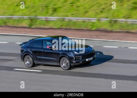 Porsche Cayenne V6 Auto T 340 V6 Tiptronic S Auto Start/Stop Auto SUV benzina 2995 cc 2020 Black; viaggia a velocità sostenuta sull'autostrada M6 a Greater Manchester, Regno Unito Foto Stock