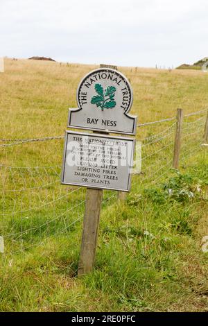 Un cartello fiduciario nazionale a Bay Ness, in una parte della Cleveland Way vicino alla Robin Hood's Bay Foto Stock