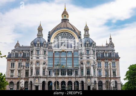 La facciata della stazione ferroviaria Anversa-Centraal è la principale stazione ferroviaria di Anversa, Belgio. È considerato uno dei più belli con una spect Foto Stock