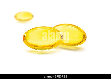 Capsule riempite d'olio per primo piano, gel morbido, adatto per la presentazione di integratori alimentari: Olio di pesce, omega 3, vitamina D, vitamina D3, vitamina E.. Foto Stock