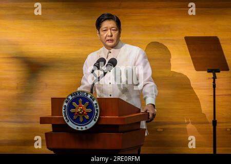 Quezon City, Filippine. 24 luglio 2023. Il presidente filippino Ferdinand Romualdez Marcos parla durante il suo secondo discorso sullo stato della nazione a Quezon City, nelle Filippine, il 24 luglio 2023. Marcos lunedì ha citato i successi ottenuti dalla sua amministrazione nel primo anno, promettendo ai filippini una vita migliore e stabile mentre l'economia del paese registrava una crescita storica. Crediti: Rouelle Umali/Xinhua/Alamy Live News Foto Stock