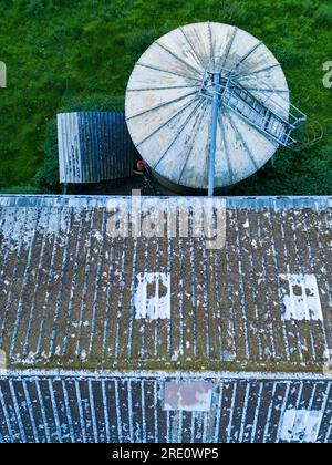 Viste aeree di terreni agricoli e macchinari agricoli nella Clun Valley, Shropshire, Inghilterra, Regno Unito Foto Stock