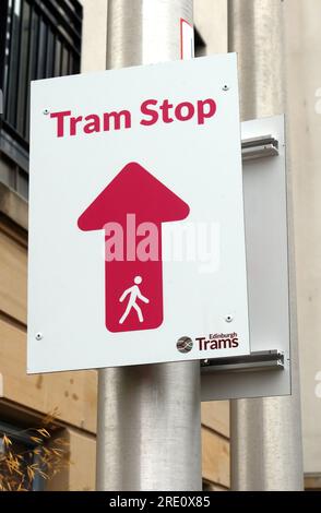 Tram di Edimburgo, indicazioni per la fermata del tram, al porto di Newhaven, nuova estensione nord, Edimburgo, Lothian, SCOZIA, REGNO UNITO, EH6 4UD Foto Stock