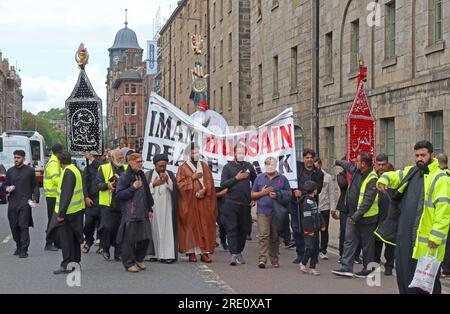 Scottish Shia Muslim, Imam Hussain Peace Walk, Reading Quran Through 36 Great Jct Street, Leith, Edimburgo, Scozia, Regno Unito, EH6 5LA Foto Stock