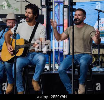 NEW YORK, NY, USA - 21 LUGLIO 2023: Dan + Shay si esibiscono nella NBC 'Today' Show Concert Series al Rockefeller Plaza. Foto Stock