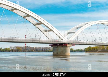 Zezelj ponte, un ponte ad arco legato sul Danubio a Novi Sad, Vojvodina, Serbia. La struttura è stata aperta nel 2018. Foto Stock