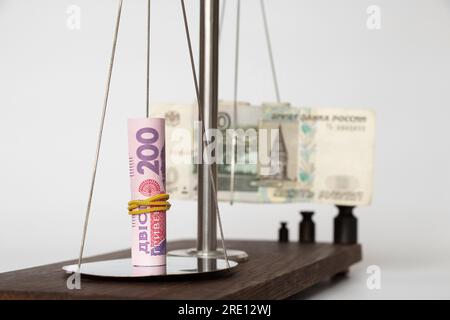 200 hryvnia e 10 rubli sono in piedi sulle vecchie bilance e 200 hryvnia superano il peso del rublo, il default e il crollo del rublo, del business e di fina Foto Stock