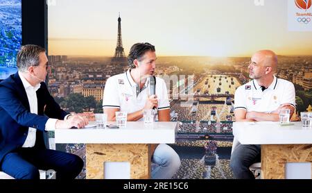 ARNHEM - Pieter van den Hoogenband, Chef de mission, Andre Catsen, direttore dello sport top, e Marc van den Tweel, direttore generale NOC*NSF, durante la presentazione alla stampa One Year to Go Paris 2024 sui preparativi per i Giochi e gli sviluppi relativi alla casa TeamNL. ANP IRIS VANDEN BROEK Foto Stock