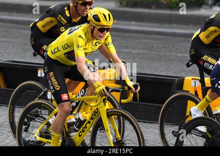 Parigi, Francia. 23 luglio 2023. Jonas Vingegaard vince il suo secondo Tour de France consecutivo sugli Champs Elysees a Parigi il 23 luglio 2023. (Foto di Lionel Urman/Sipa USA) credito: SIPA USA/Alamy Live News Foto Stock