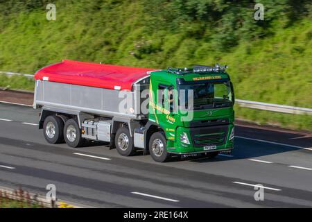 William Kirkby & Sons Ltd, azienda di trasporti e forniture di inerti, un'azienda di fornitura di materiali per la progettazione di giardini. Autocarro rigido VOLVO Diesel da 12777 cc che viaggia sull'autostrada M6 a Greater Manchester, Regno Unito Foto Stock