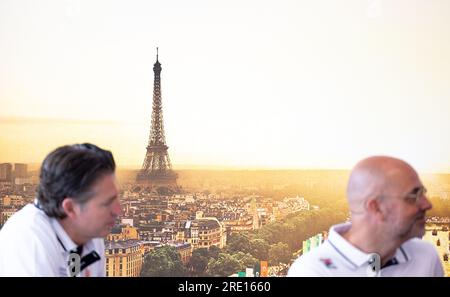 ARNHEM - Pieter van den Hoogenband, Chef de mission, e Andre Catsen, direttore dello sport di punta durante la presentazione alla stampa One Year to Go Paris 2024 sui preparativi per i Giochi e gli sviluppi riguardanti la casa TeamNL. ANP IRIS VANDEN BROEK Foto Stock