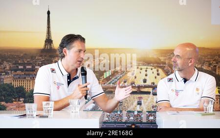 ARNHEM - Pieter van den Hoogenband, Chef de mission, e Andre Catsen, direttore dello sport top, durante la presentazione alla stampa One Year to Go Paris 2024 sui preparativi per i Giochi e gli sviluppi riguardanti la casa TeamNL. ANP IRIS VANDEN BROEK Foto Stock