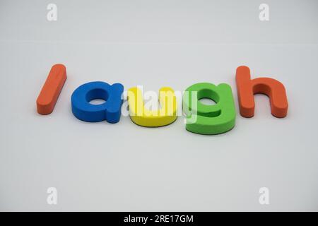 Divertiti con le lettere minuscole colorate su sfondo bianco Foto Stock