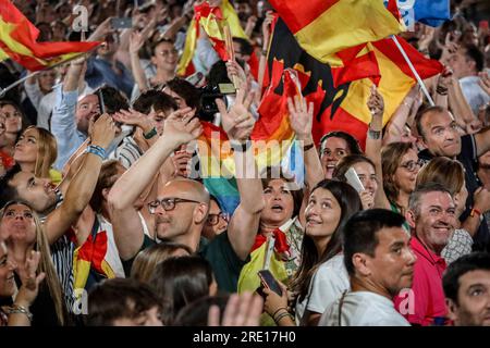 Madrid, Spagna. 23 luglio 2023. Un gruppo di sostenitori del Partito Popolare celebrano la vittoria del loro partito presso la sede del PP durante il conteggio dei voti. Decine di persone si riuniscono a Calle Génova 13 alle porte del quartier generale del Partito Popolare (PP) per attendere i risultati delle elezioni generali spagnole, che il partito spagnolo di destra ha vinto con 136 seggi al Congresso oltre 122 per il Partito Socialista Operaio spagnolo (PSOE). (Foto di David Canales/SOPA Images/Sipa USA) credito: SIPA USA/Alamy Live News Foto Stock