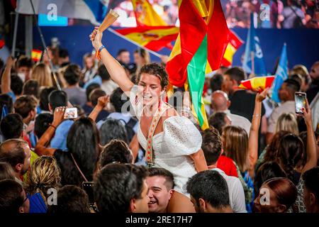 Madrid, Spagna. 23 luglio 2023. Una sostenitrice del Partito Popolare celebra la vittoria del suo partito presso la sede del PP. Decine di persone si riuniscono a Calle Génova 13 alle porte del quartier generale del Partito Popolare (PP) per attendere i risultati delle elezioni generali spagnole, che il partito spagnolo di destra ha vinto con 136 seggi al Congresso oltre 122 per il Partito Socialista Operaio spagnolo (PSOE). (Foto di David Canales/SOPA Images/Sipa USA) credito: SIPA USA/Alamy Live News Foto Stock