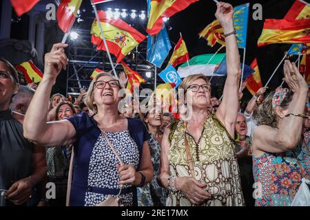 Madrid, Spagna. 23 luglio 2023. Un gruppo di sostenitori del Partito Popolare con bandiere spagnole celebrano la vittoria del loro partito presso la sede del PP durante il conteggio dei voti. Decine di persone si riuniscono a Calle Génova 13 alle porte del quartier generale del Partito Popolare (PP) per attendere i risultati delle elezioni generali spagnole, che il partito spagnolo di destra ha vinto con 136 seggi al Congresso oltre 122 per il Partito Socialista Operaio spagnolo (PSOE). Credito: SOPA Images Limited/Alamy Live News Foto Stock