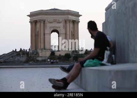 Montpellier. 17 luglio 2023. Questa foto scattata il 17 luglio 2023 mostra l'Aqueduc Saint-Clement alla Promenade du Peyrou a Montpellier, in Francia. Crediti: Gao Jing/Xinhua/Alamy Live News Foto Stock