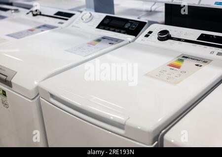 Etichetta di efficienza energetica su una lavatrice in un negozio di elettrodomestici. Etichetta energetica che classifica gli apparecchi su una scala da A A G in base alla quantità di e Foto Stock