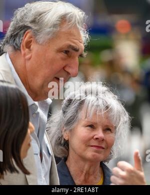 Gli attori Jim Carter e Imelda Staunton (marito e moglie) ad un evento AZIONARIO a Leicester Square a sostegno dello sciopero degli attori americani SAG-AFTRA 21esimo Foto Stock