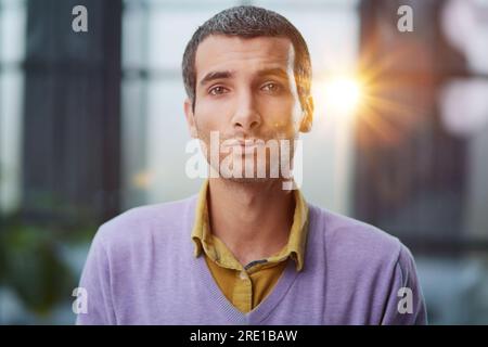 Ritratto dell'uomo d'affari in piedi in ufficio durante la giornata lavorativa Foto Stock