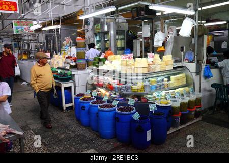 Bancarella che vende formaggi e olive al mercato la Aurora, Av Emancipación, centro di Lima, Perù Foto Stock