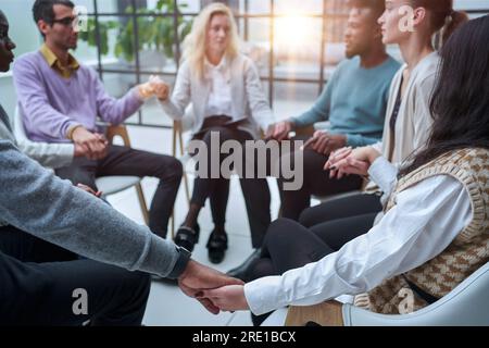 terapia di gruppo, supporto di vari colleghi d'affari Foto Stock