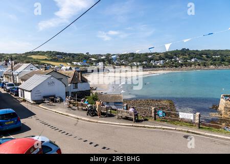 COVERACK, CORNOVAGLIA, REGNO UNITO - 7 LUGLIO 2023. Una tradizionale vista sulla strada della popolare destinazione turistica di Coverack in Cornovaglia con i turisti Foto Stock