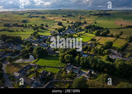 Vista aerea del Monyash Village nel Peak District , Derbyshire, Inghilterra Foto Stock