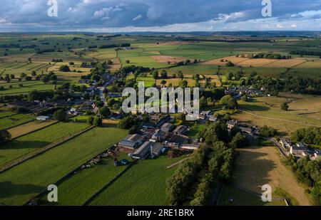 Vista aerea del Monyash Village nel Peak District , Derbyshire, Inghilterra Foto Stock