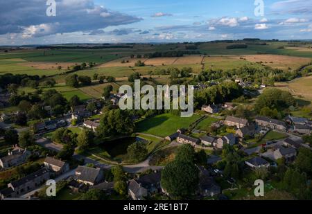 Vista aerea del Monyash Village nel Peak District , Derbyshire, Inghilterra Foto Stock