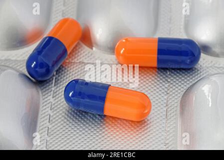 Primo piano di un gruppo di pillole o capsule colorate. Statine. Antibiotici.farmaci per la pressione sanguigna Foto Stock
