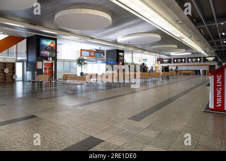 Interno dell'area d'attesa nel Terminal passeggeri A, Porto di Tallinn, Estonia Foto Stock