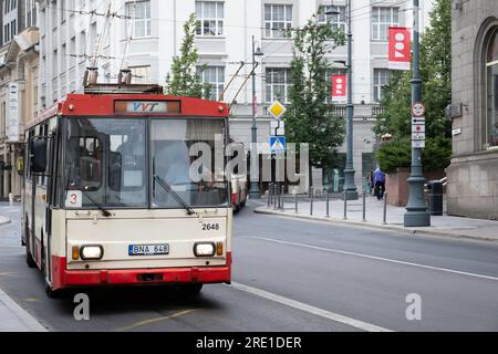 I vecchi tram di Skoda si trovano in una strada a Vilnius, Lituania. Trasporti pubblici VVT (Vilniaus viešasis Transportas) Foto Stock